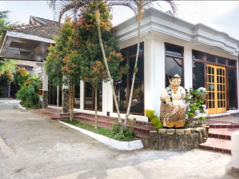 Отель Reddoorz At Pujon Malang Бату Экстерьер фото