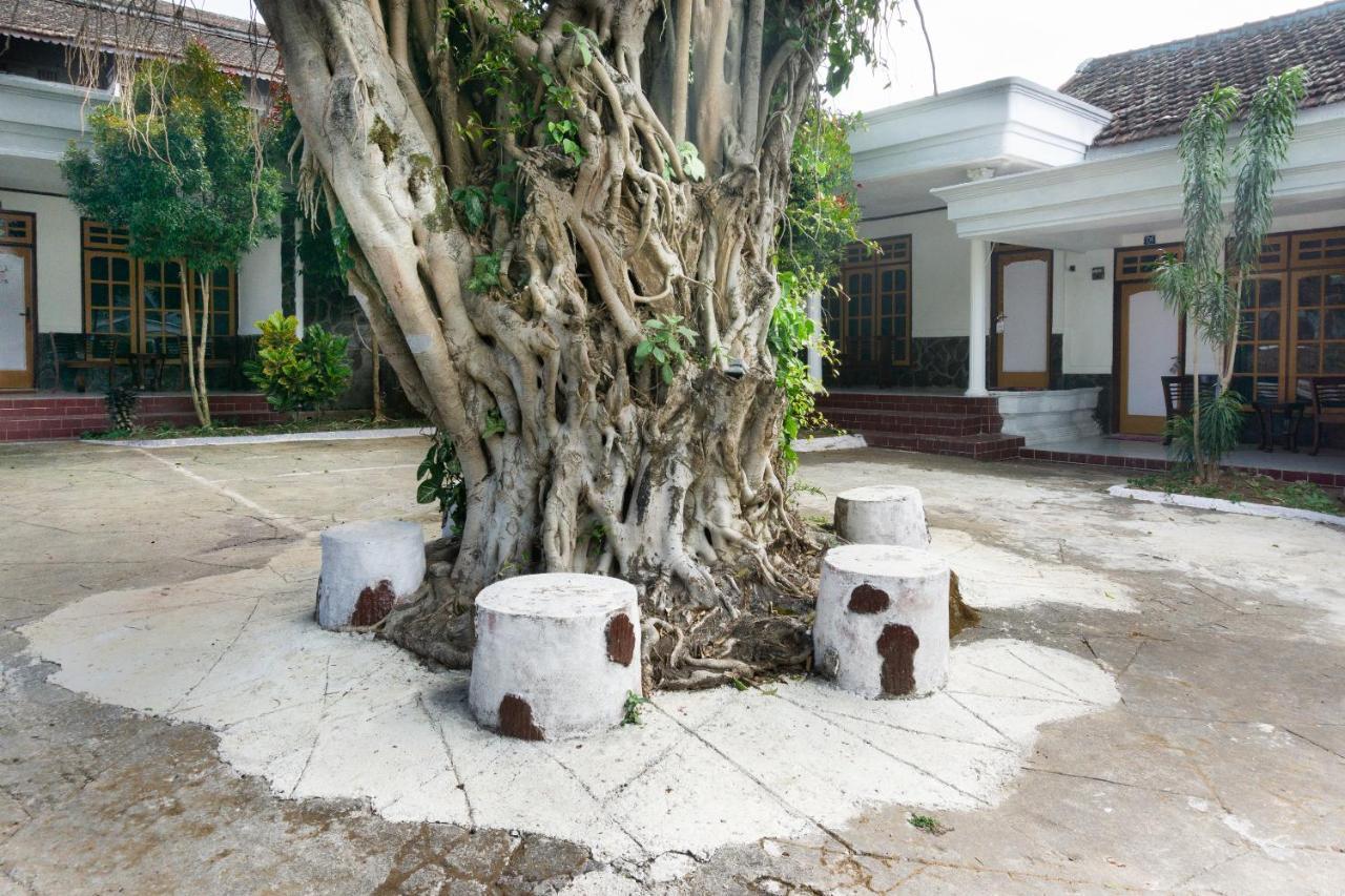Отель Reddoorz At Pujon Malang Бату Экстерьер фото