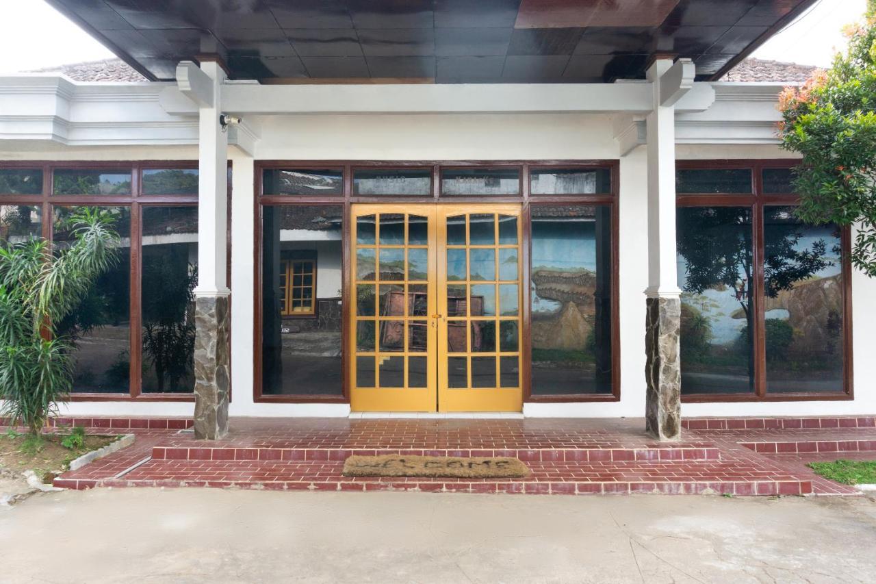 Отель Reddoorz At Pujon Malang Бату Экстерьер фото