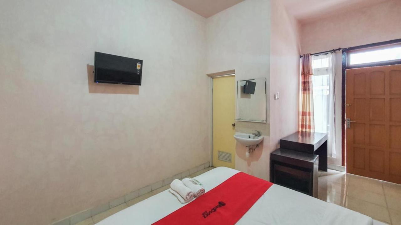 Отель Reddoorz At Pujon Malang Бату Экстерьер фото