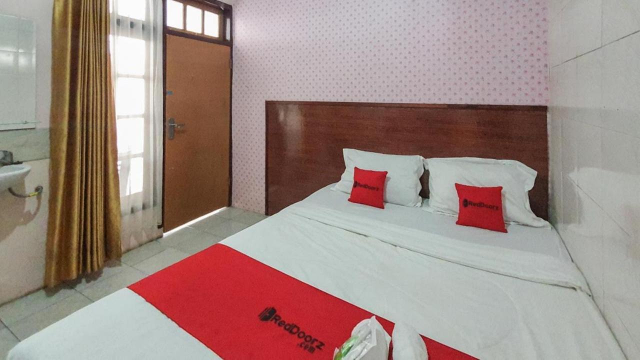 Отель Reddoorz At Pujon Malang Бату Экстерьер фото