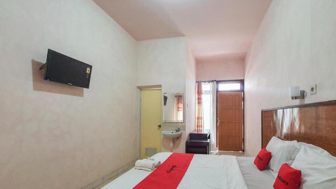 Отель Reddoorz At Pujon Malang Бату Экстерьер фото