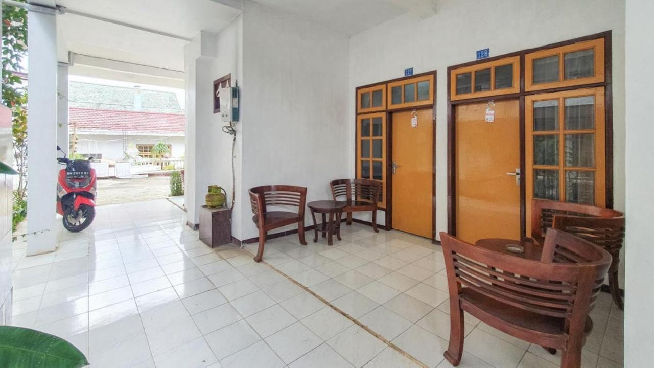 Отель Reddoorz At Pujon Malang Бату Экстерьер фото