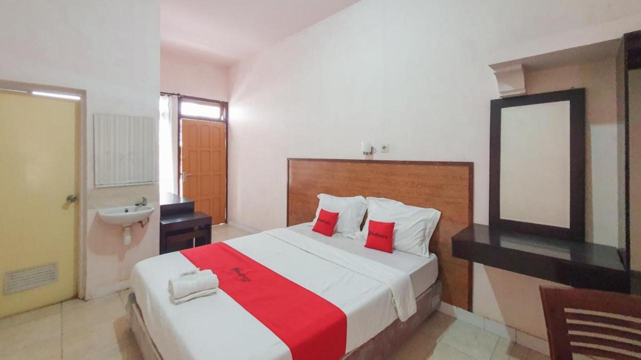Отель Reddoorz At Pujon Malang Бату Экстерьер фото