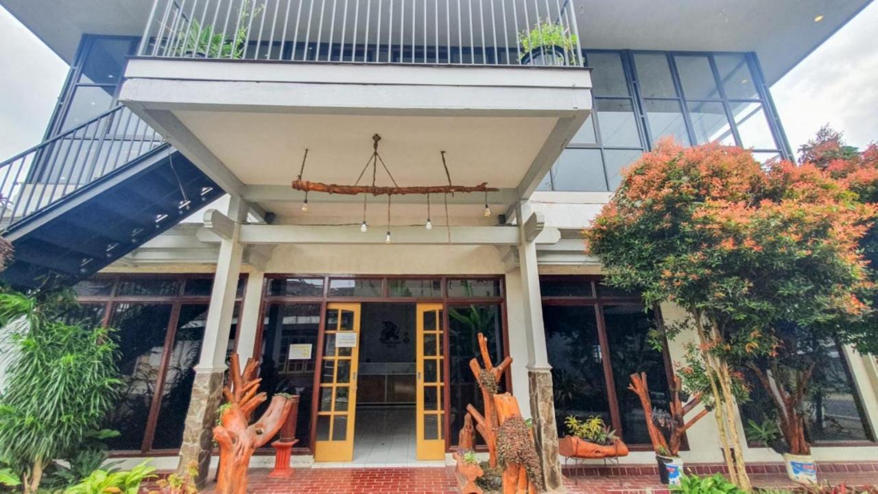 Отель Reddoorz At Pujon Malang Бату Экстерьер фото