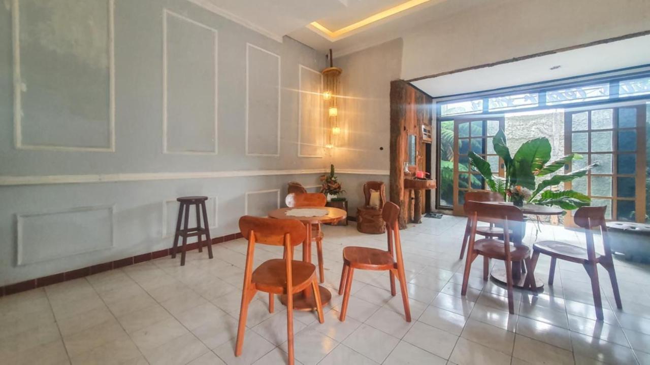 Отель Reddoorz At Pujon Malang Бату Экстерьер фото