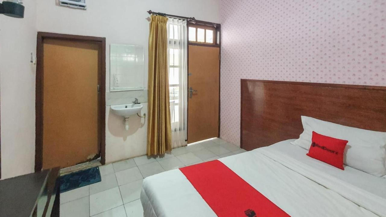 Отель Reddoorz At Pujon Malang Бату Экстерьер фото